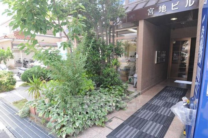 宮地マンションの玄関