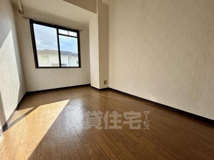 大阪府寝屋川市上神田1丁目の賃貸マンションの居間