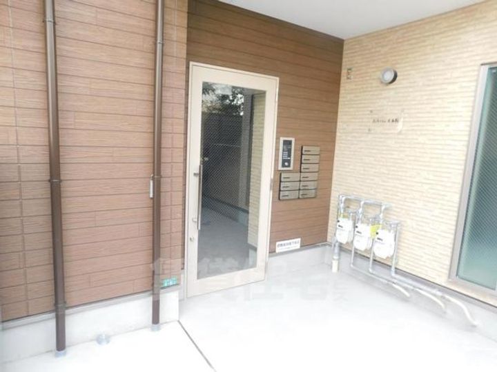 大阪府豊中市本町3丁目の賃貸アパートの玄関