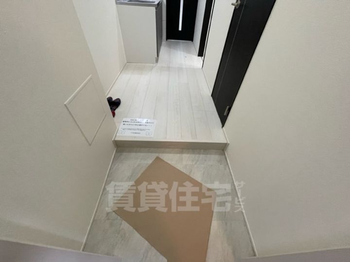 大阪府堺市西区鳳中町8丁の賃貸アパートの玄関
