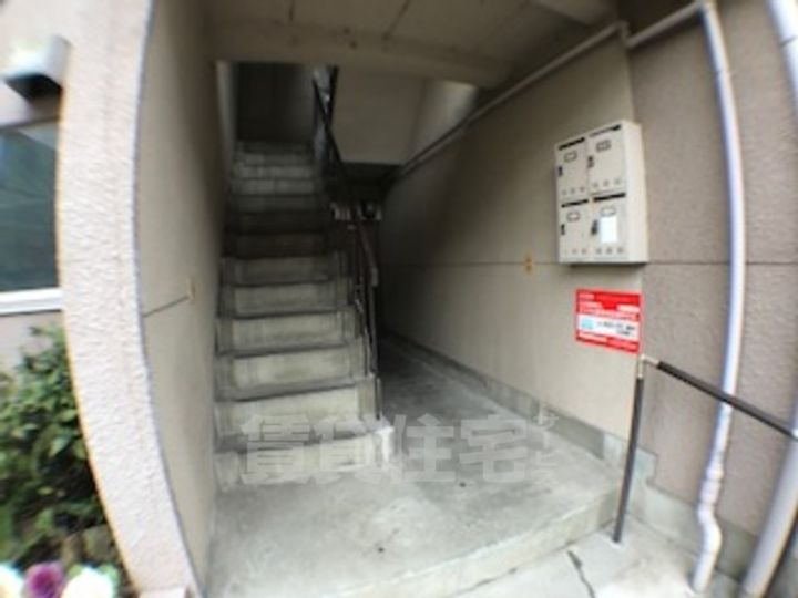 三和マンションの玄関