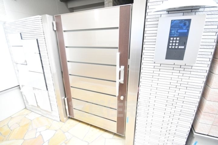 大阪府堺市西区鳳中町9丁の賃貸アパートの玄関