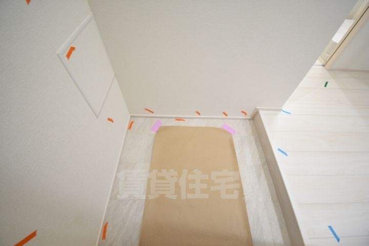 大阪府堺市西区鳳中町9丁の賃貸アパートの玄関