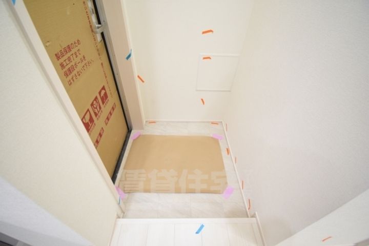 大阪府堺市西区鳳中町9丁の賃貸アパートの玄関