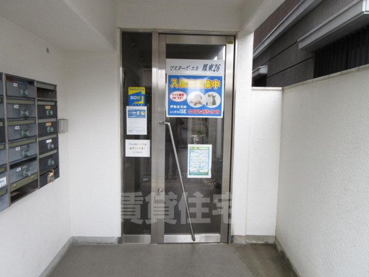 マスターズエル鳳東26の玄関