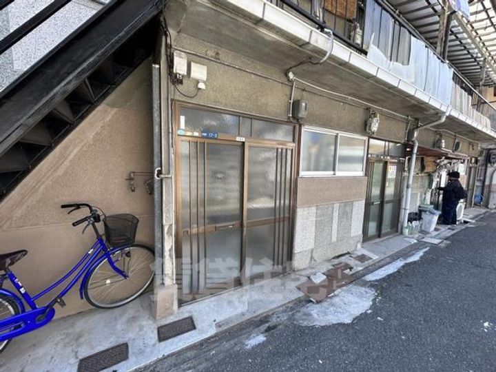 大阪府門真市新橋町の賃貸アパートの玄関