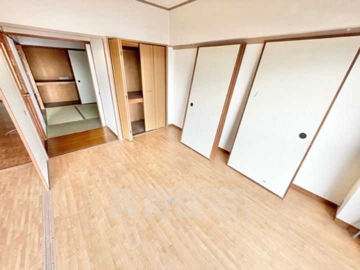 大阪府茨木市新中条町の賃貸マンションの寝室