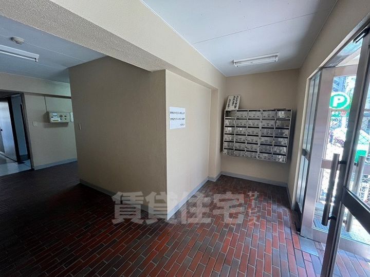 丸宗ビルの玄関