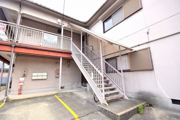 新栄河原コーポ2Fの玄関