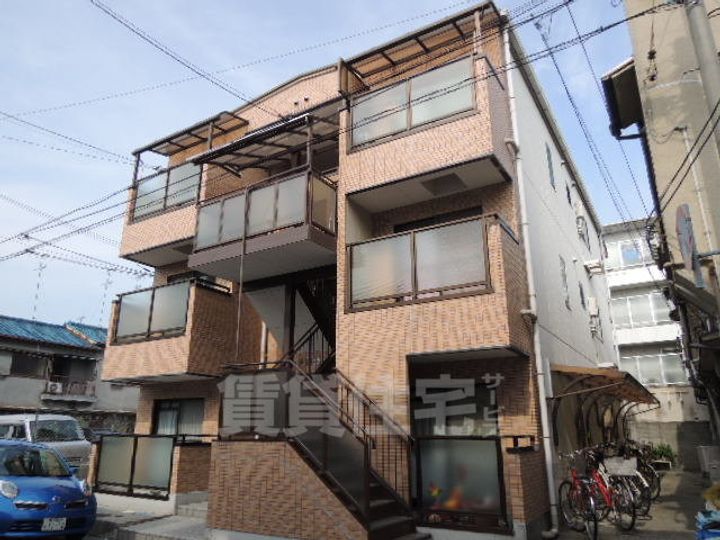 ウィッチ難波の外観