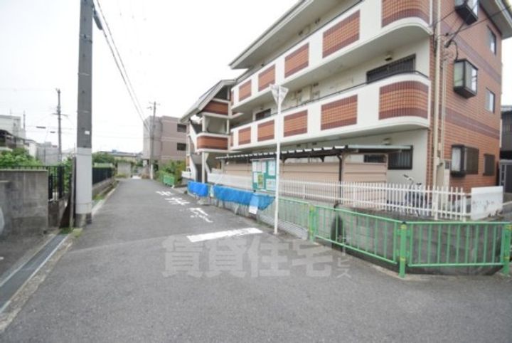 大阪府茨木市水尾1丁目の賃貸マンションの玄関