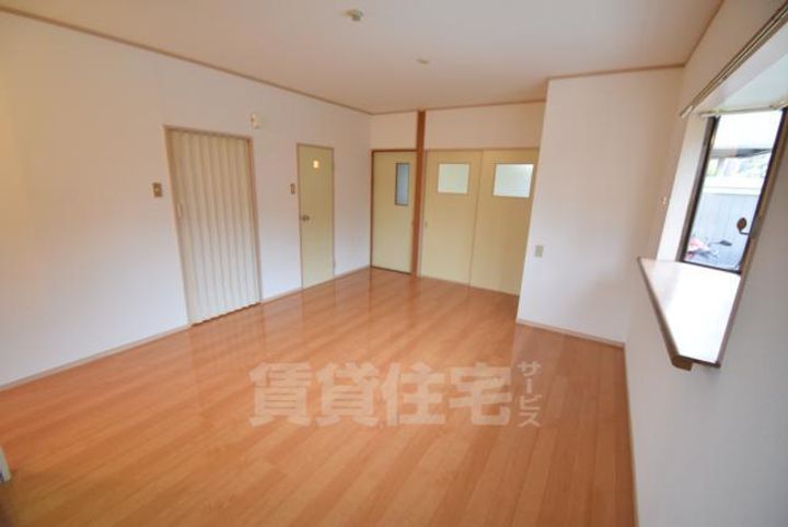 大阪府茨木市水尾1丁目の賃貸マンションの居間