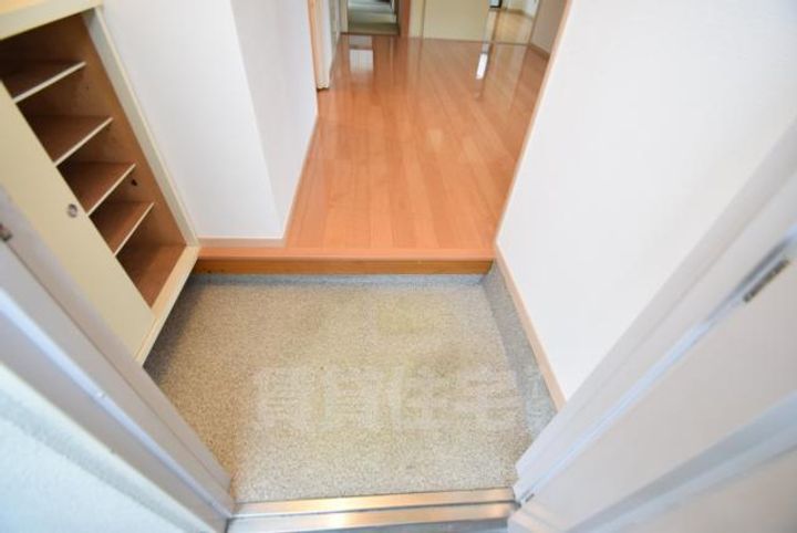 大阪府茨木市水尾1丁目の賃貸マンションの玄関