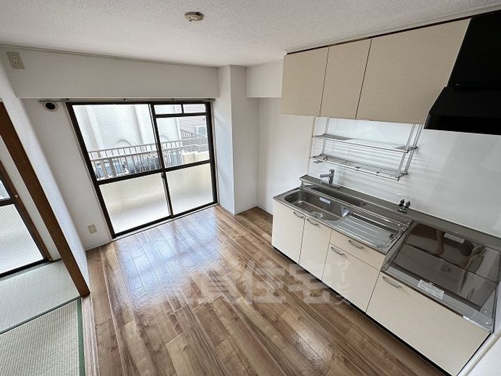 大阪府東大阪市本町の賃貸マンションの居間