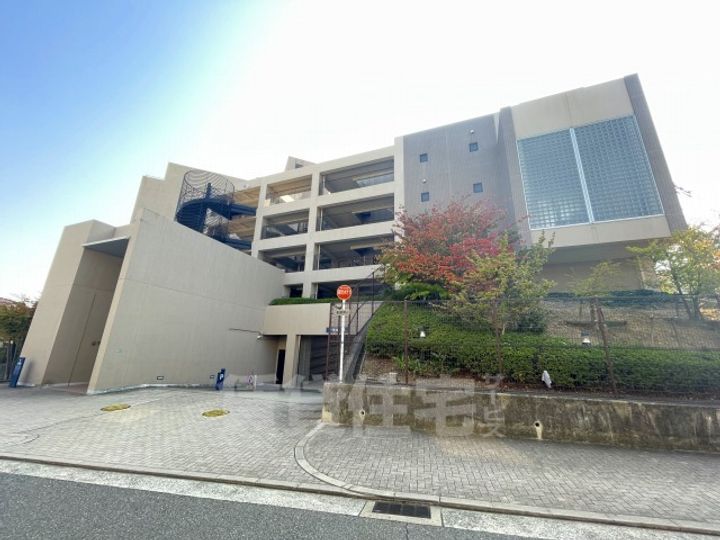 白鷹苦楽園マンションの外観