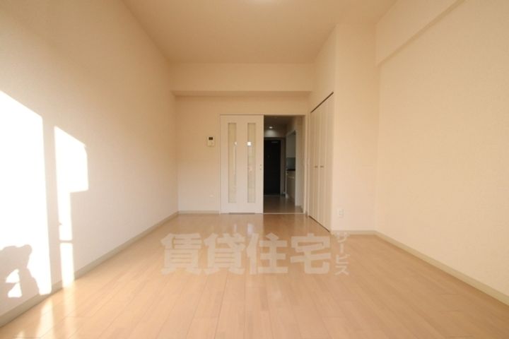 大阪府堺市堺区出島海岸通1丁の賃貸マンションの居間