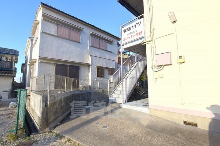 安田ハイツの玄関