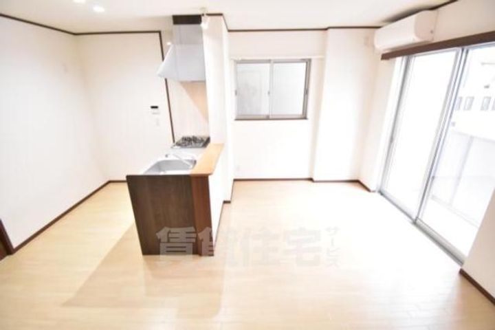 大阪府茨木市駅前3丁目の賃貸アパートの居間