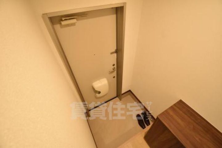 大阪府茨木市駅前3丁目の賃貸アパートの玄関