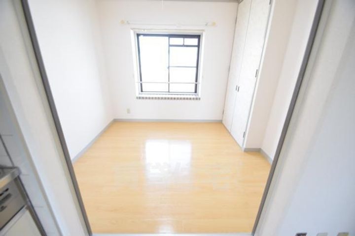 大阪府茨木市南春日丘1丁目の賃貸マンションの寝室