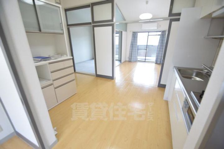 大阪府茨木市南春日丘1丁目の賃貸マンションの居間