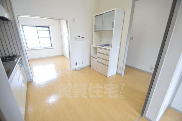 大阪府茨木市南春日丘1丁目の賃貸マンションの居間