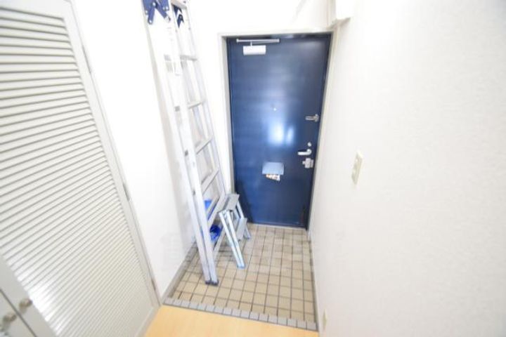 大阪府茨木市南春日丘1丁目の賃貸マンションの玄関