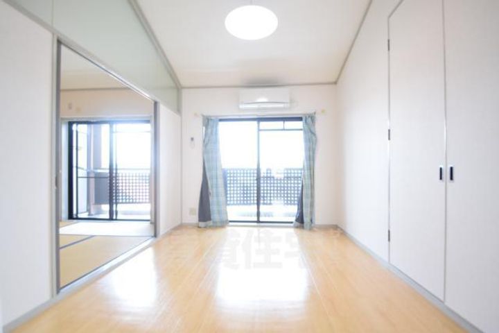 大阪府茨木市南春日丘1丁目の賃貸マンションの寝室