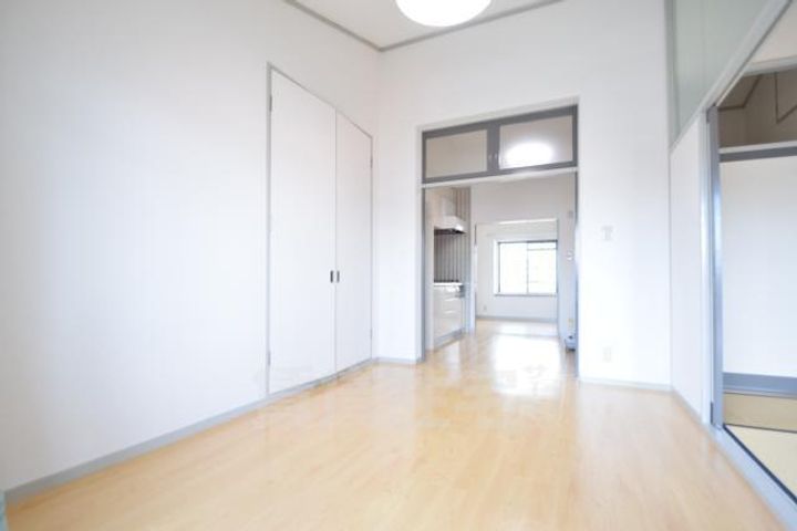 大阪府茨木市南春日丘1丁目の賃貸マンションの寝室