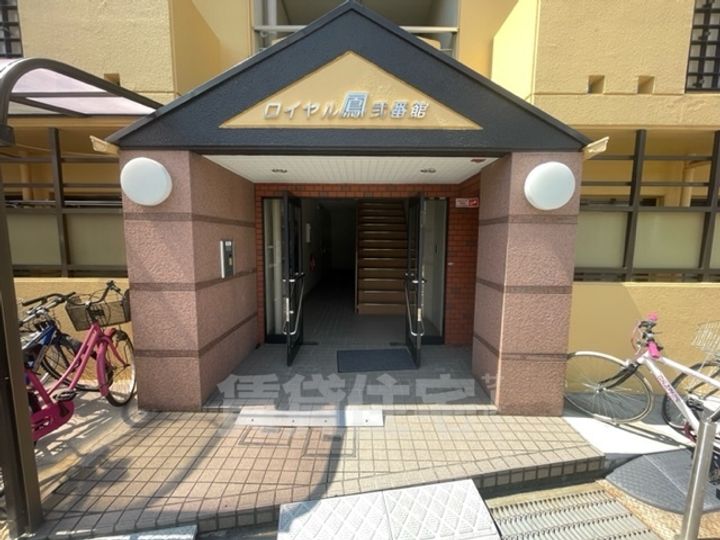 ロイヤル鳳2番館310の玄関