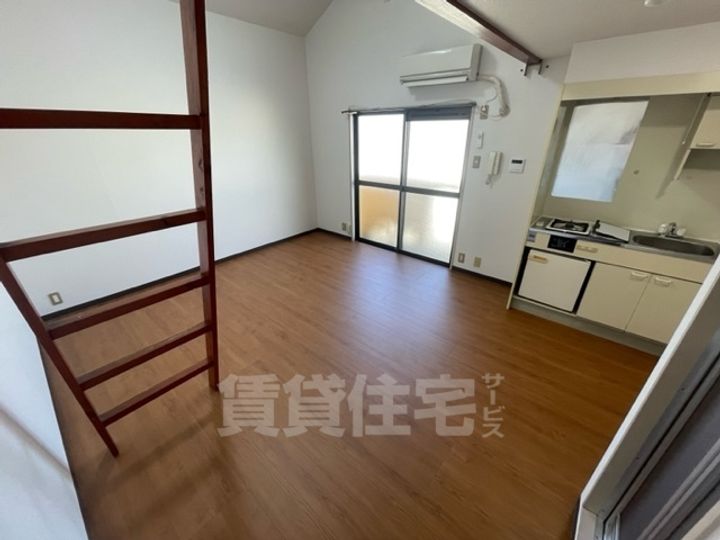 ロイヤル鳳2番館310の居間