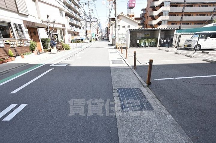 アルファビルの周辺