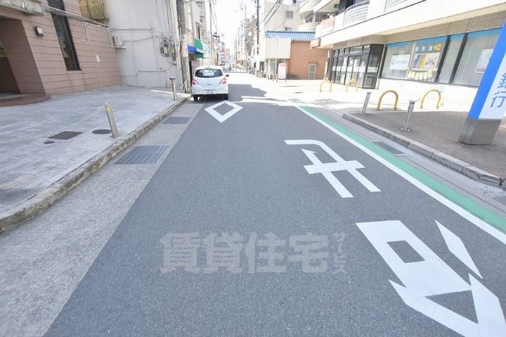 アルファビルの周辺