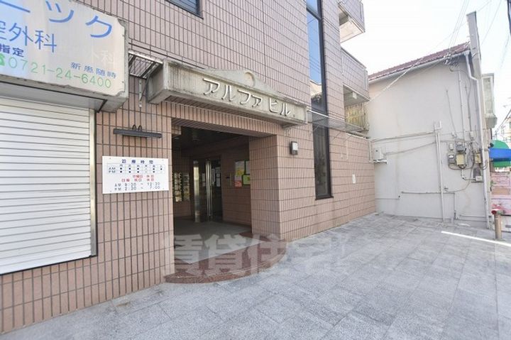 アルファビルの玄関