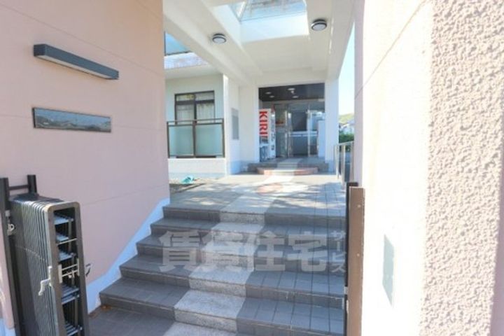 ドミトリーインテリジェンスの玄関