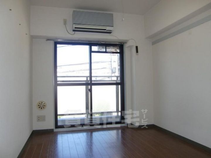 ドミトリーインテリジェンスの居間