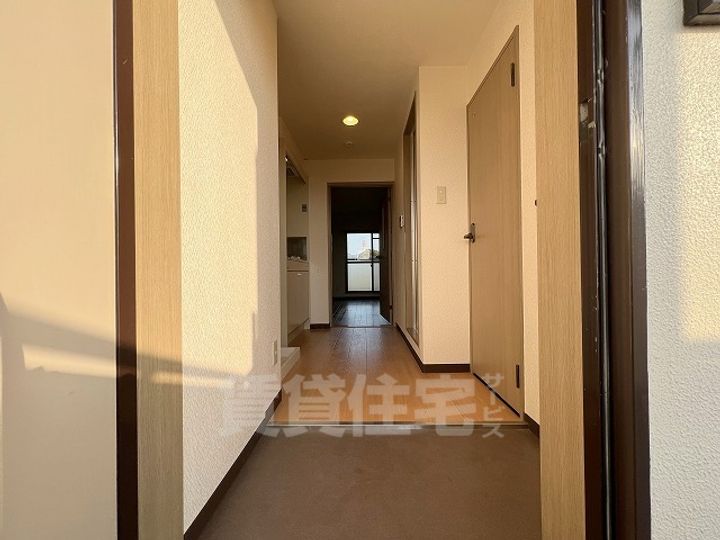 滋賀県草津市野路東3丁目の賃貸マンションの玄関