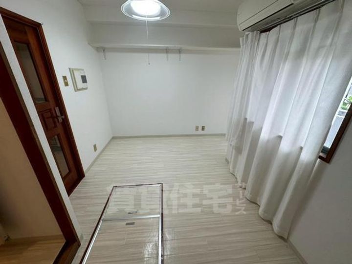 大阪府豊中市岡上の町1丁目の賃貸マンションの内装