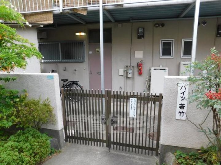 大阪府豊中市若竹町1丁目の賃貸アパートの玄関