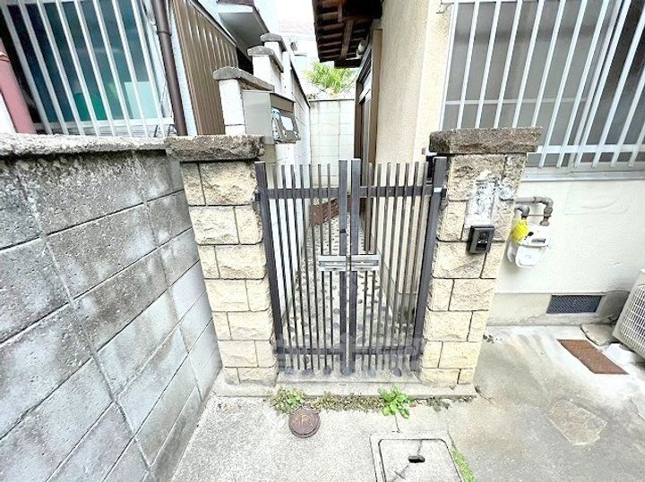 大阪府八尾市久宝園3丁目(一戸建)の賃貸物件の玄関