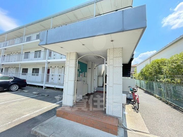 グランドハイツ杉田1の玄関