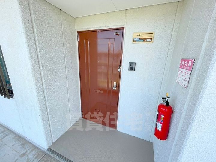 グランドハイツ杉田1の玄関