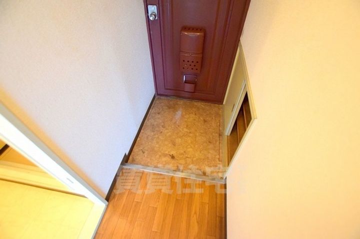 グランドハイツ杉田1の玄関