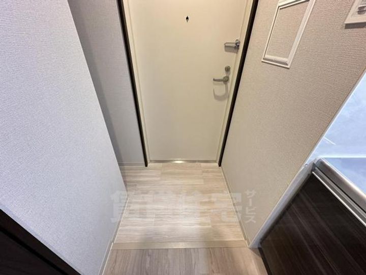 シロハイヌ尼崎中央405の玄関