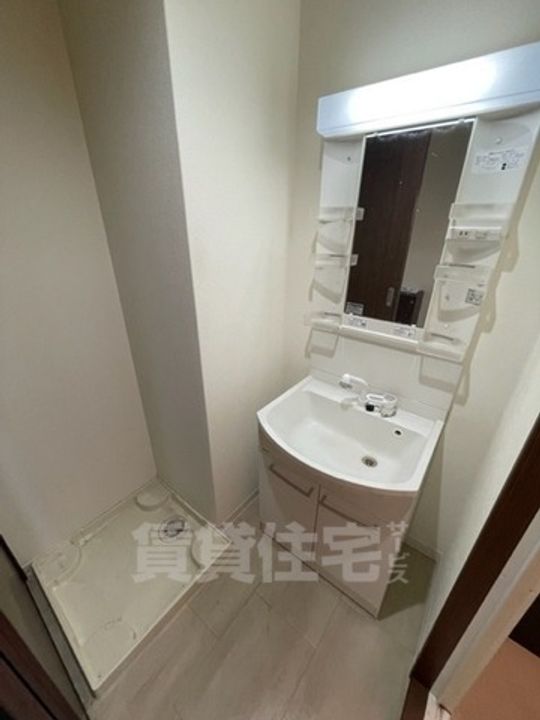 大阪府堺市堺区三宝町5丁の賃貸マンションの内装