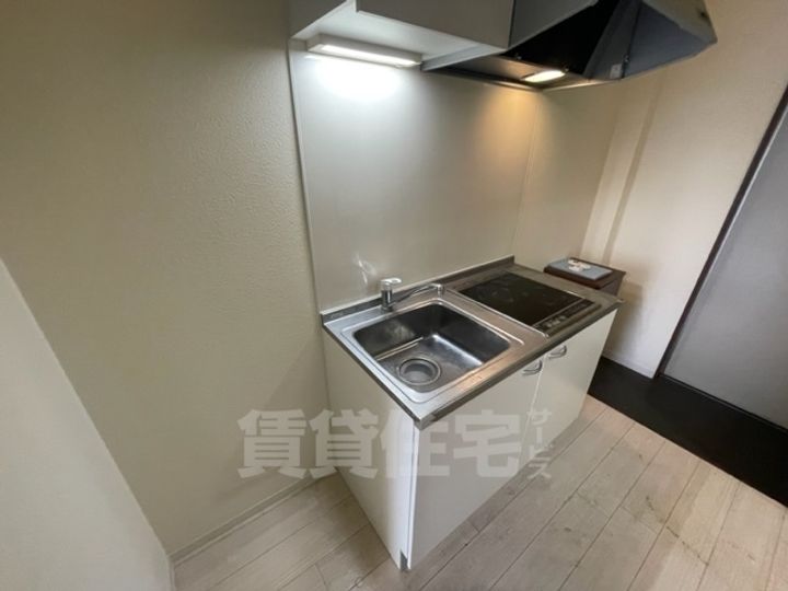 大阪府堺市堺区三宝町5丁の賃貸マンションのキッチン