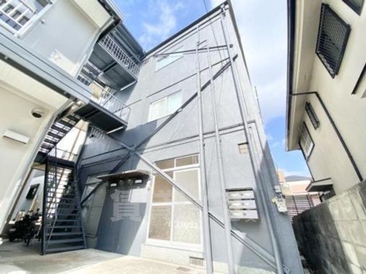 大阪府茨木市北春日丘3丁目の賃貸マンションの外観