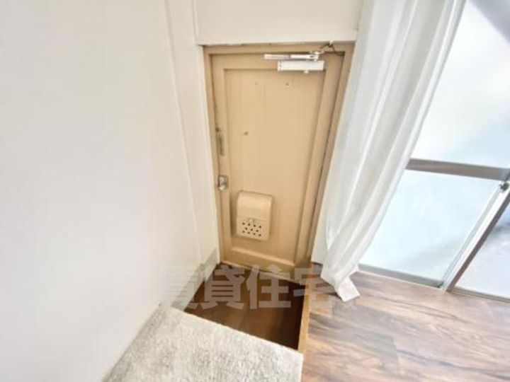 大阪府茨木市北春日丘3丁目の賃貸マンションの玄関