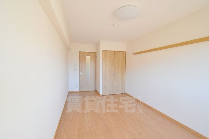 滋賀県草津市野路東4丁目の賃貸マンションの居間