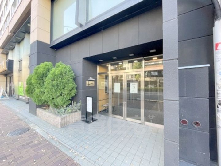 リエス西院の玄関